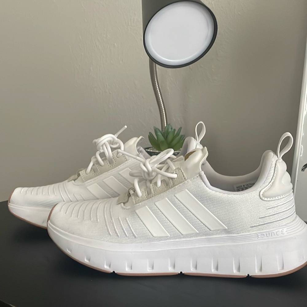 Womans adidas shoe size 7.5